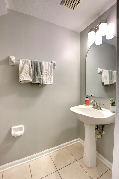 Building Photo - 874 Vineland Pl