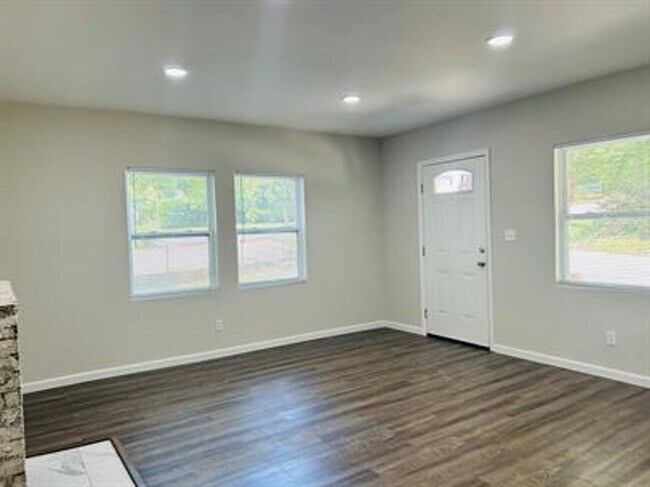 Building Photo - Brand New Renovated 2/1 Available Now!