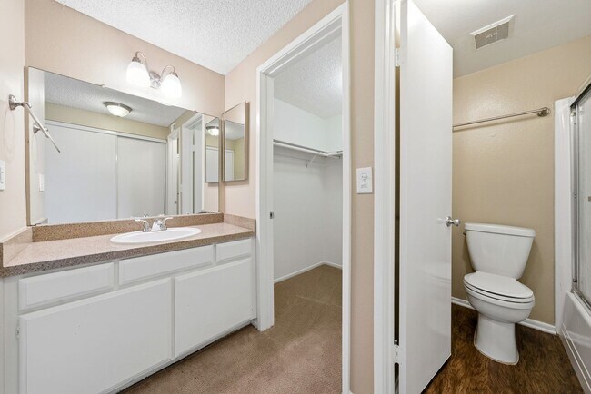 Building Photo - Spacious and Well Maintained 3 Bedroom Condo in Orange