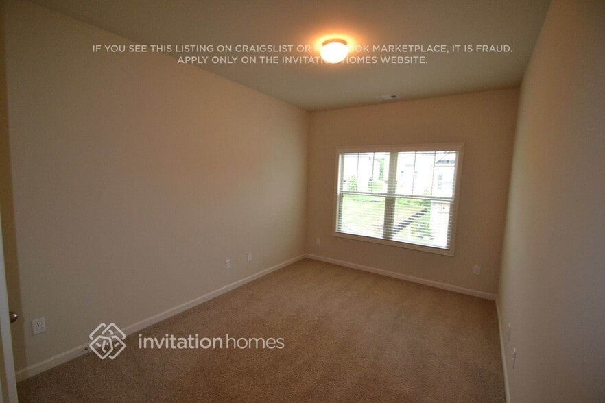 Building Photo - 3911 Lake Manor Way