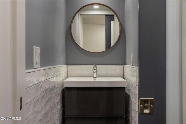 Building Photo - Luxury Living in Roosevelt Historic District!