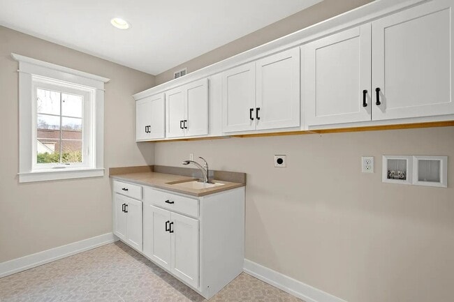 Building Photo - 5 Bed 5 Bath Single Family Home in Edgeworth