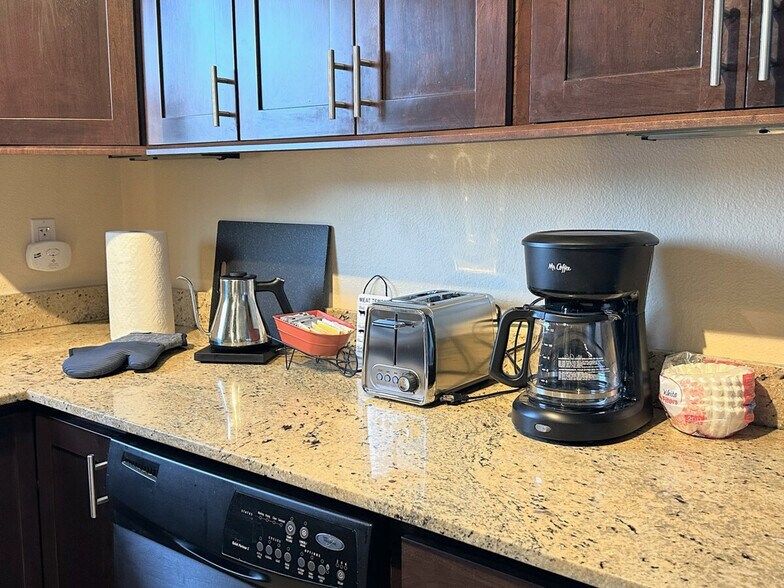 Building Photo - 319 W 12th Ave