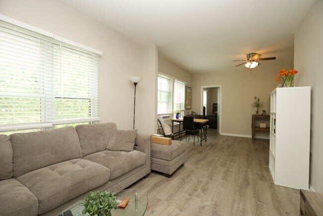 Building Photo - 724 W Roscoe St