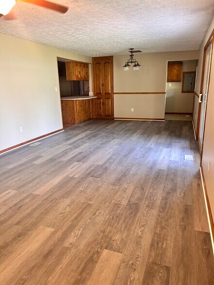 Family Room - 916 Hile Ln