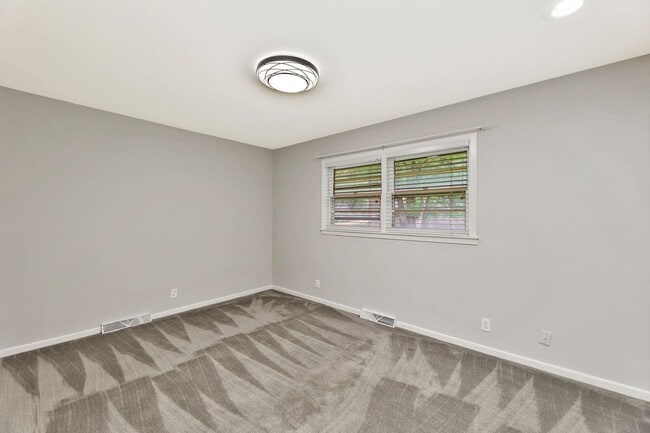 Building Photo - Charming Ranch in Rockwood!