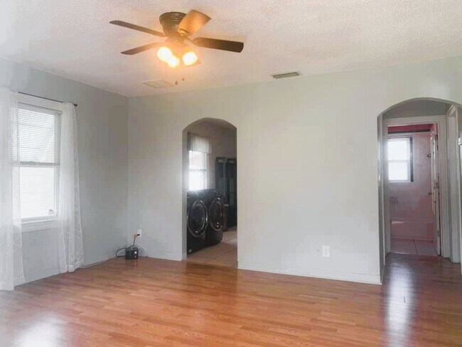 Building Photo - Charming 2 Bedroom 1 Bath in Central Gulfport