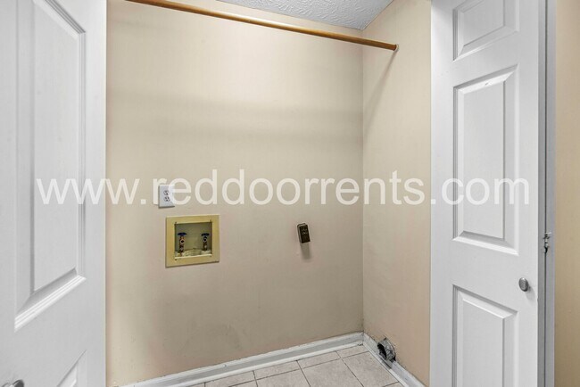 Building Photo - Beautiful 3-Bedroom, 2-Bath Home in Indian...