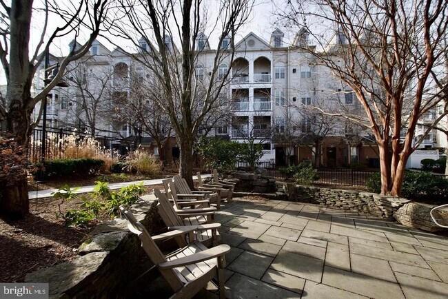 Building Photo - 2324 Henshaw Pl