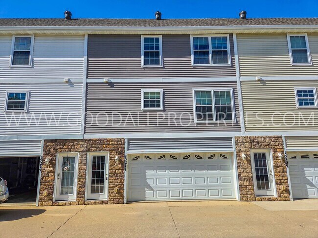 Building Photo - RENT REDUCED!!! 2 Bedroom 2 Bath Townhome in Urbandale with attached 2 car garage!