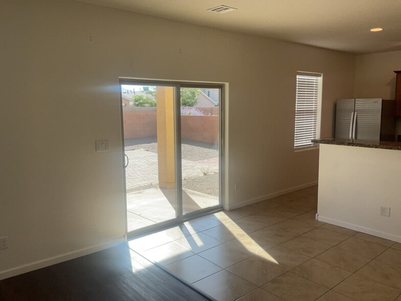 Building Photo - 1734 Lark Dr NE