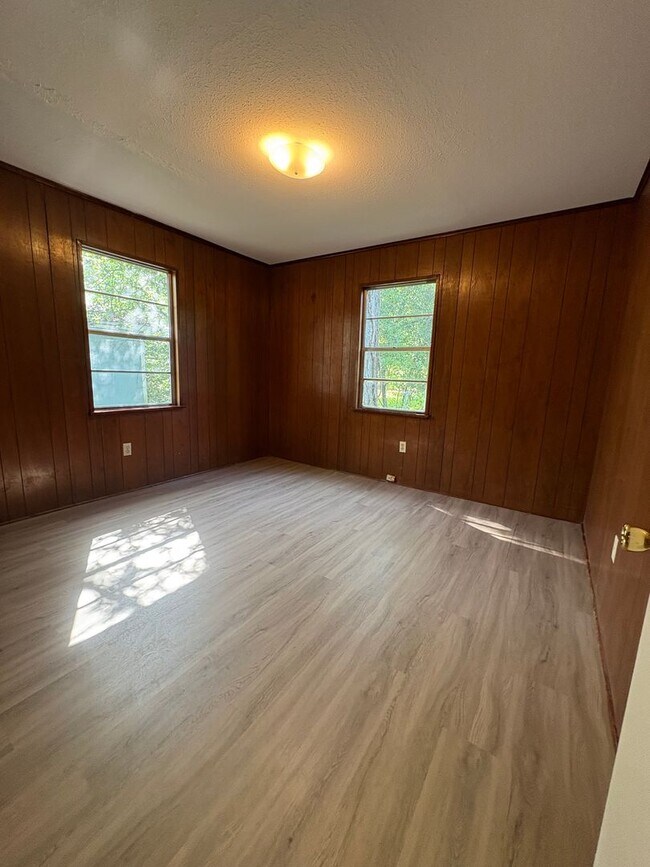 Building Photo - Cozy 3 bedroom/1 bath house!