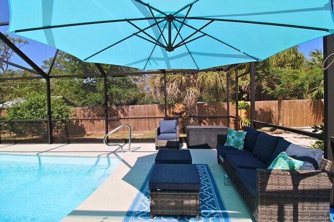 Building Photo - 3 Bed, 2 Bath Furnished Home With Screened...