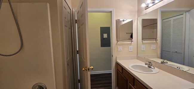 Building Photo - Willow Ridge - Ground Level Condo