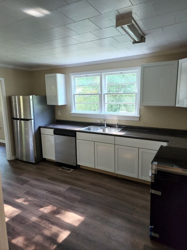 Building Photo - BELOW MARKET RENT!