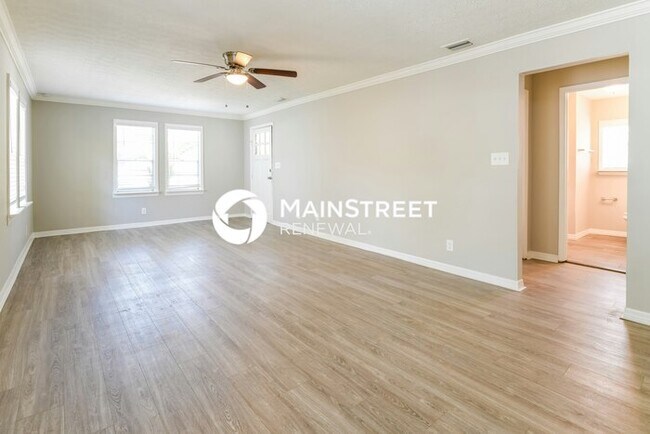 Building Photo - 3 Bedroom Pet-Friendly Home in Tampa, FL with Main Street Renewal