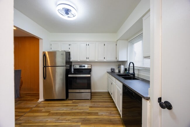 Building Photo - 27701 Mills Ave