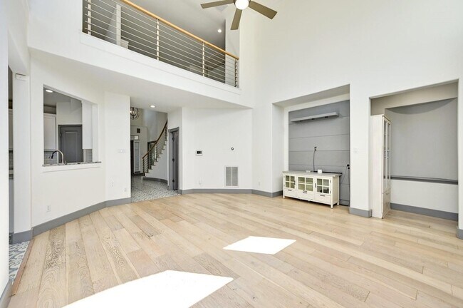 Building Photo - 10011 Brightling Ln