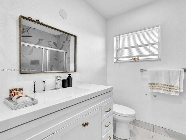 Building Photo - 5130 SW 40th Ave