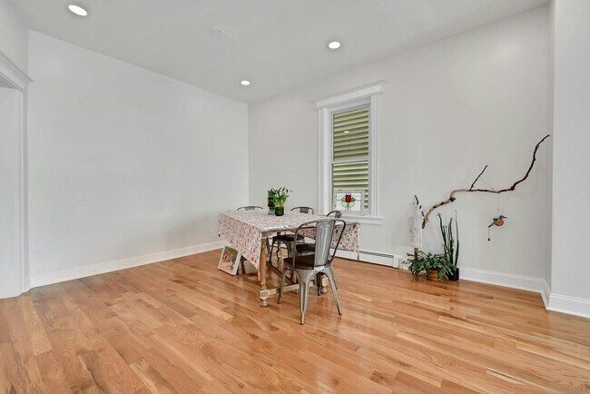 Building Photo - 158 Edgar St