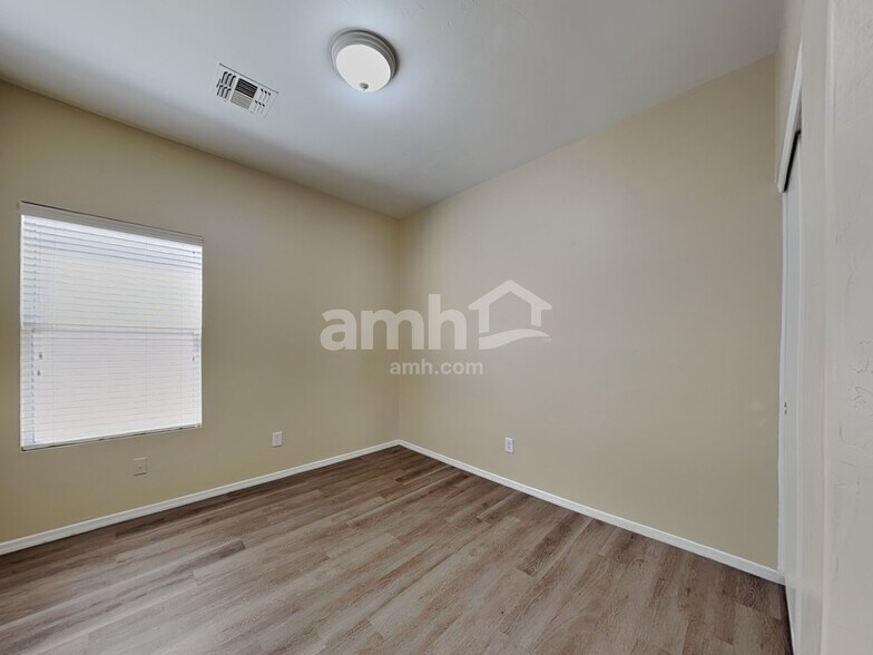 Building Photo - 9376 N Grasshopper Dr
