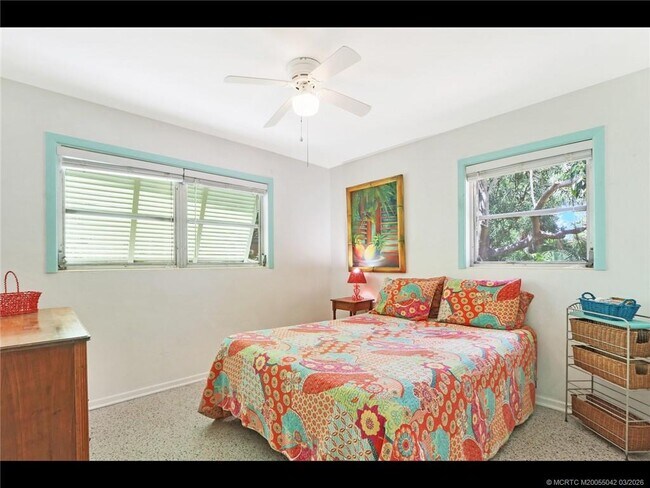 Building Photo - 1905 NE River Ct