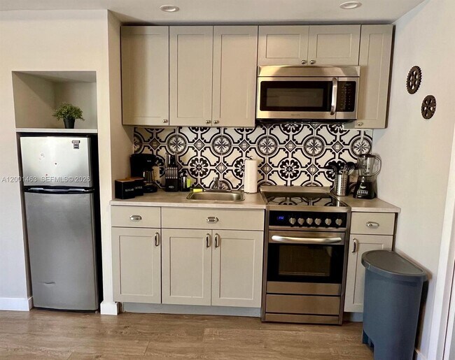 Building Photo - 2932 NW 16th Ave