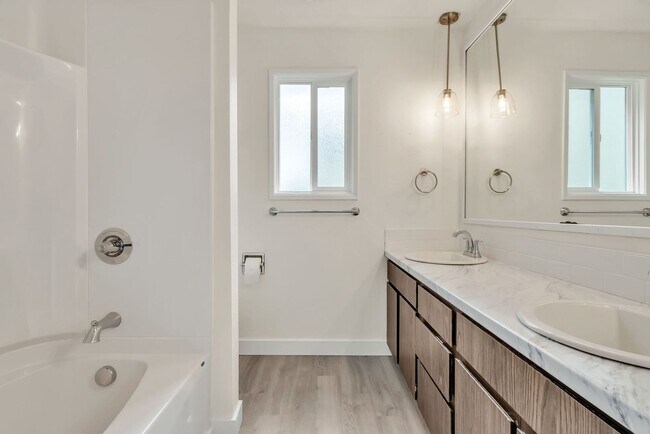 Building Photo - 1628-1628 Madras St SE