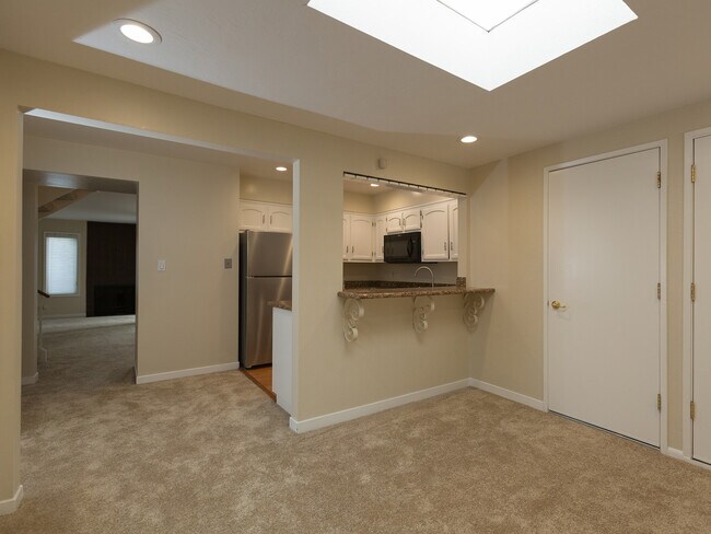 Building Photo - Wonderful 3 Bedroom, 2.5 bath, Updated Townhouse, in Danville!