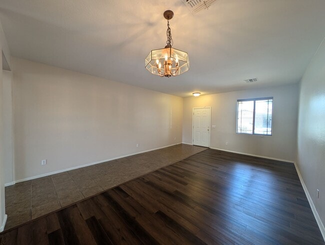 Building Photo - 4 Bedroom Home Near W Southern Ave and S 7...
