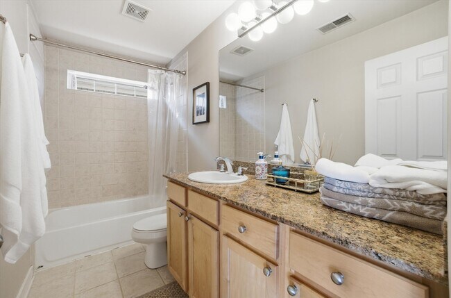 Building Photo - 639 W Elm St