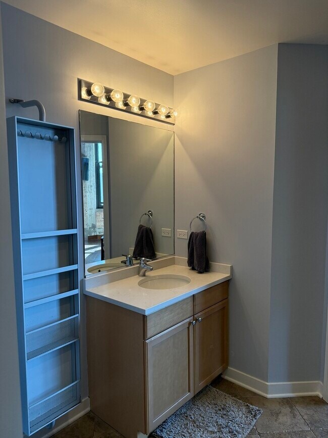 Building Photo - 320 E 21st St