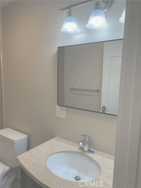 Building Photo - 628 W 59th Pl