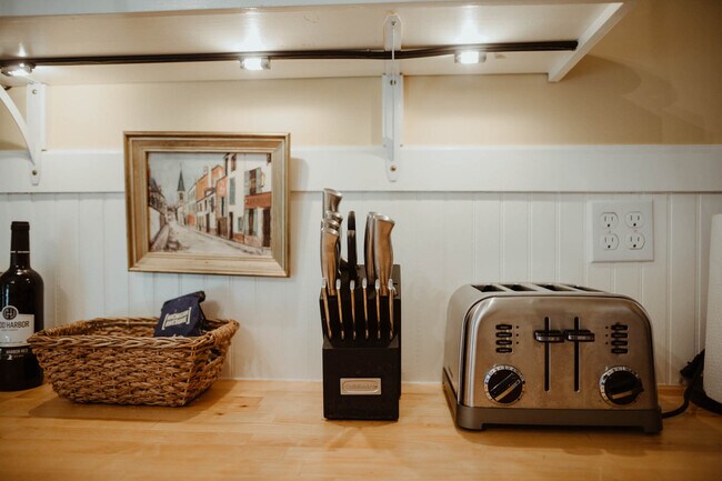 Building Photo - 108 W 6th St