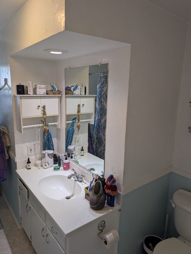 Building Photo - Freshly painted 4 bed 2.5 bath home for rent in Broomfield
