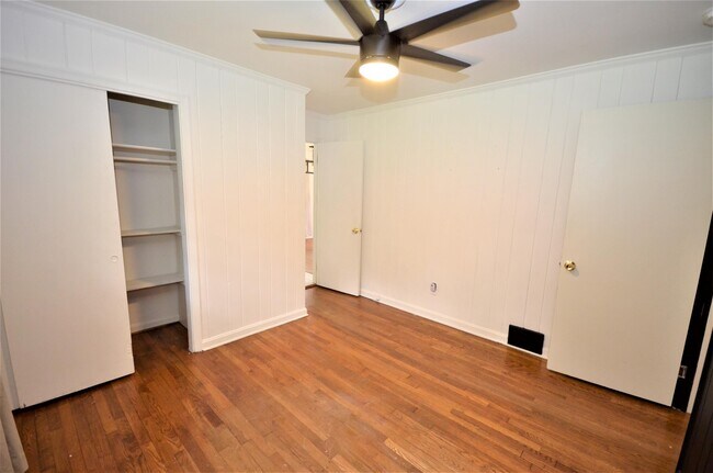 Building Photo - 1009 N Hills Dr
