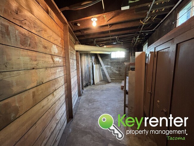 Building Photo - Spacious Craftsman in Lincoln District wit...