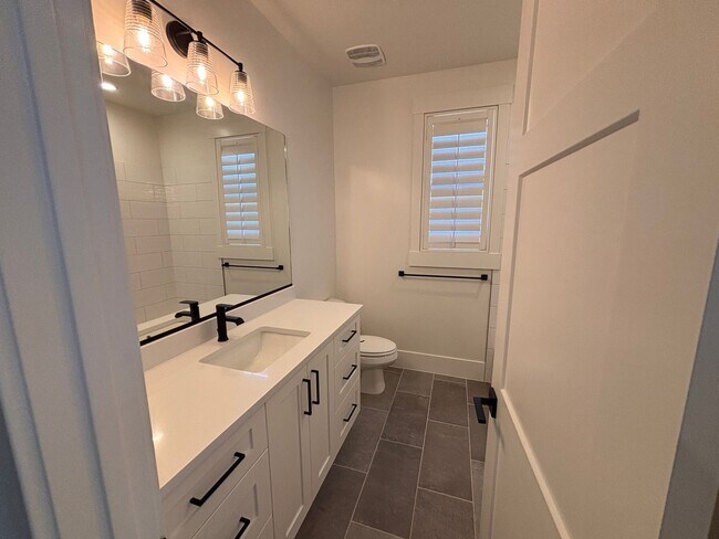 Building Photo - Beautiful 5 bed | 4 Bath | 3 Car Garage