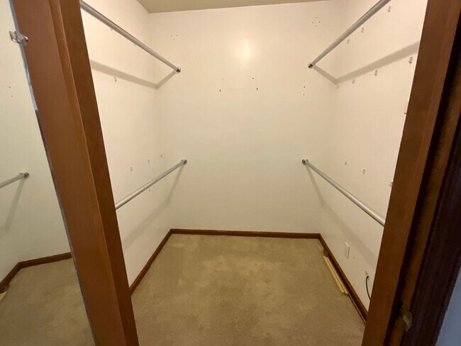Building Photo - 3-bedroom, 3 bathroom, 12-month rental