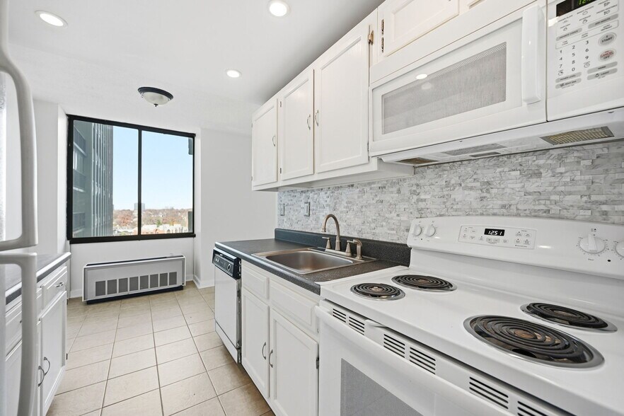 Building Photo - 300 Winston Dr