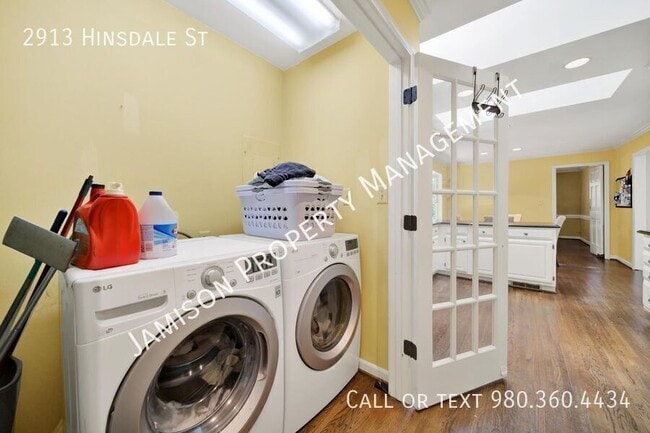 Building Photo - 2913 Hinsdale St