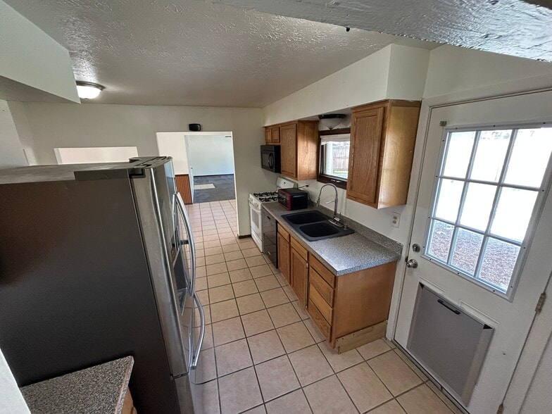 Building Photo - 1882 Paul Dr