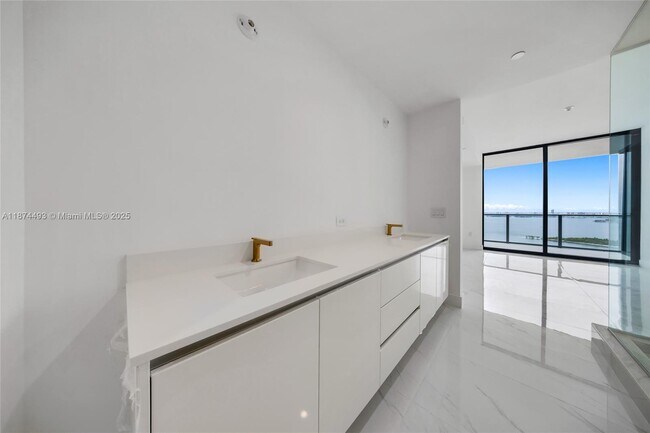 Building Photo - 700 NE 24th St