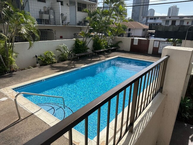 Building Photo - Conveniently Located One Bed/One Bath/One Parking at Piikoi Plaza