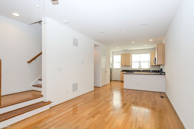 Building Photo - 4 br, 3.5 bath House - 866 Estes St