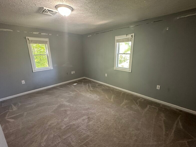 Building Photo - 1592 E 236th St