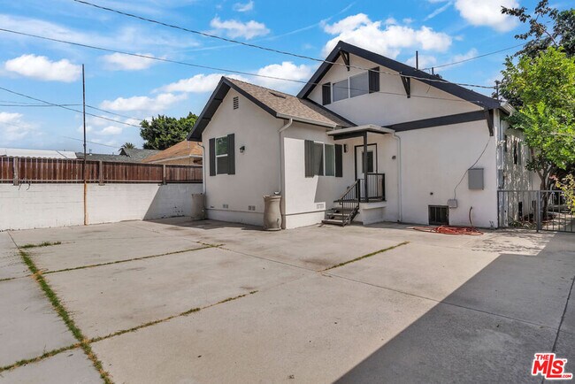 Building Photo - 261 W 43rd Pl