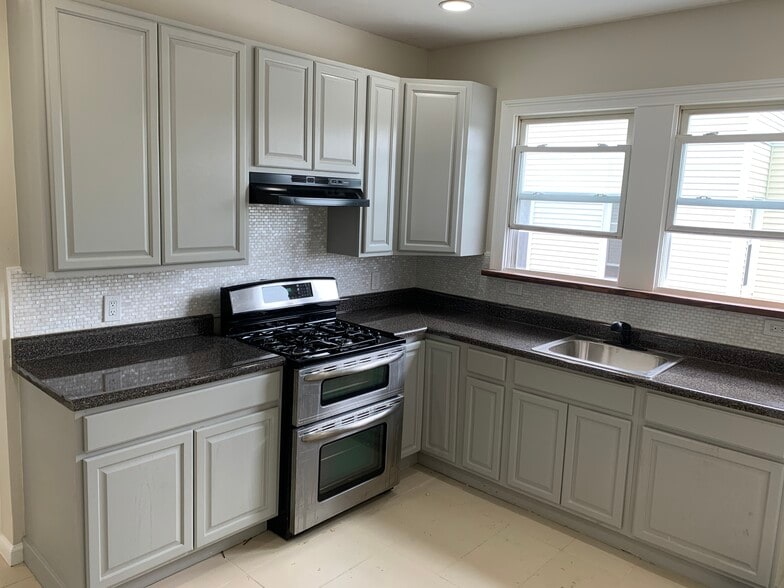 Building Photo - 69 Schley St