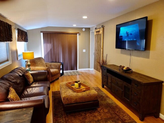 Building Photo - Perfect for a traveling nurse or other professional!  High end fully furnished 1bdrm, 1.5 bath un...