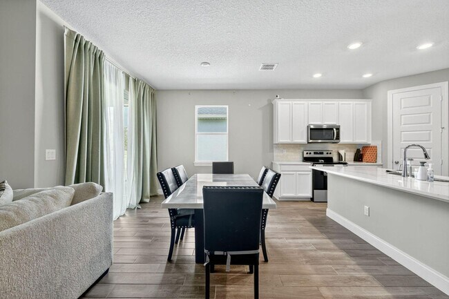 Building Photo - New Fully Furnished 4 bed, 2 bath home in newest Port St Lucie Subdivision